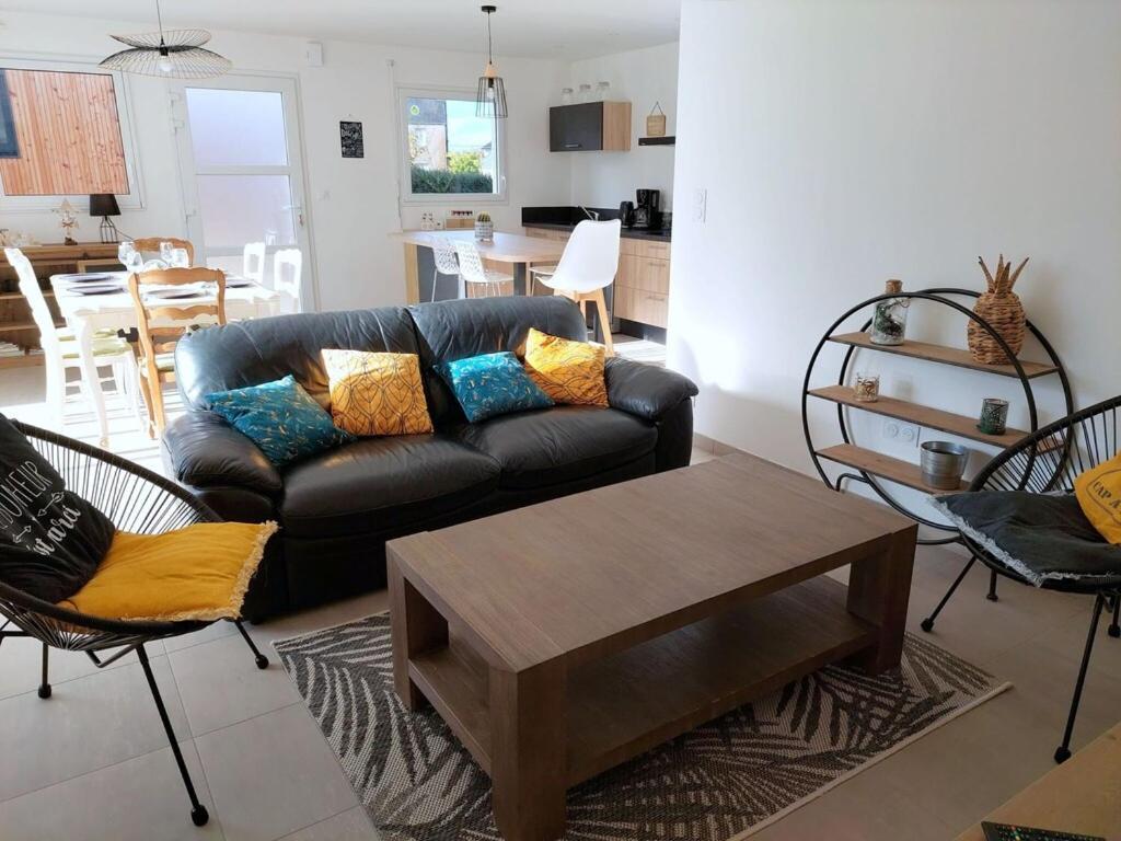 Single Storey Holiday Home In Cléder Екстериор снимка